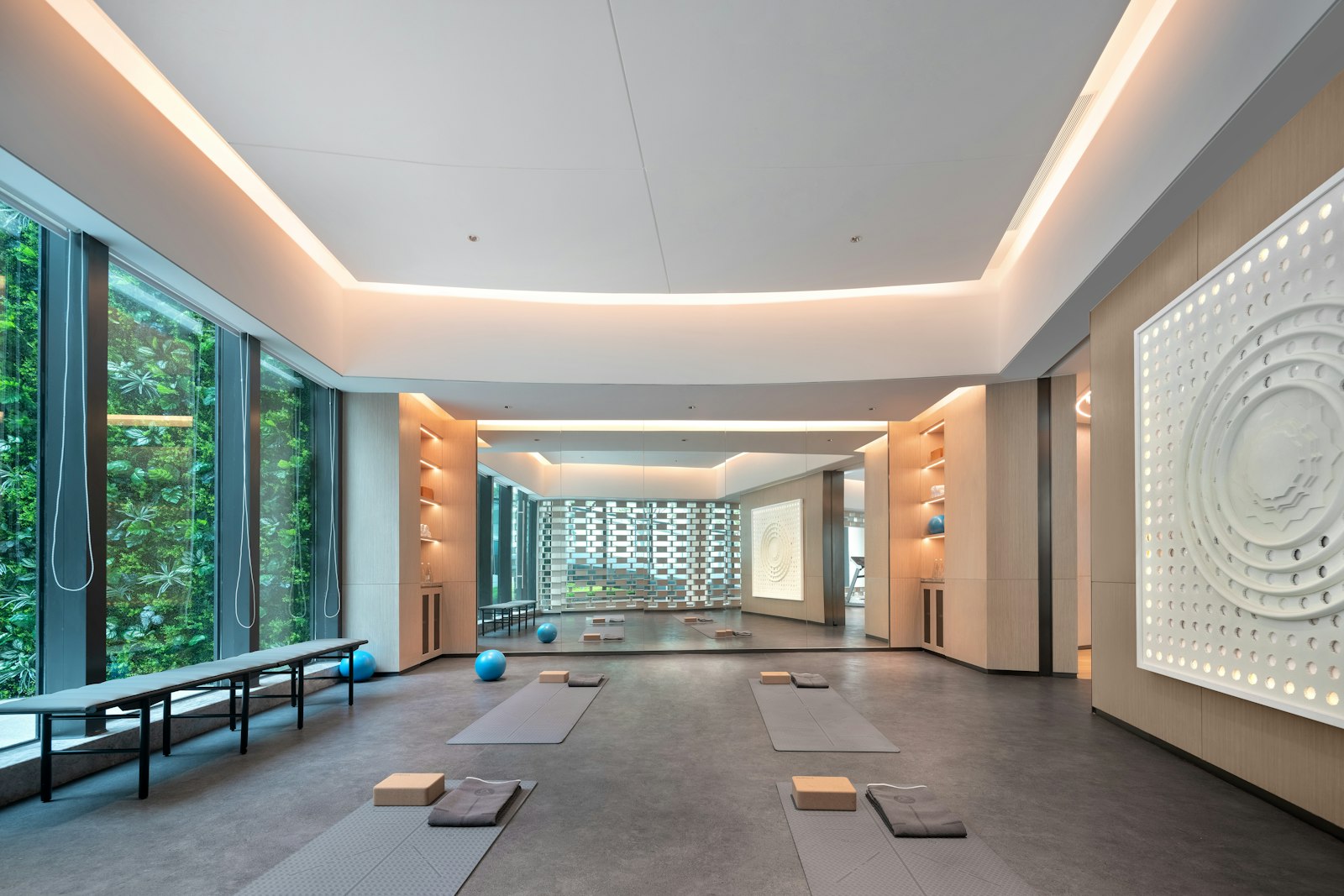 Yoga stüdyosu, mat ve ışık